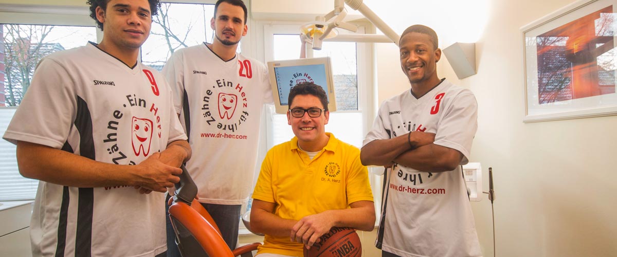 Dr. Alexander Herz mit den Basketballern von Rasta Vechta